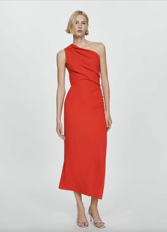 Vestido rojo asimétrico de Mango, 49.99 euros.