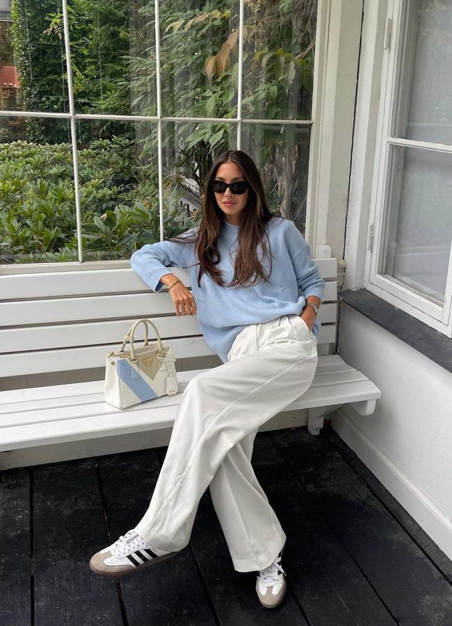 La influencer Felicia Akerstrom con unos pantalones blancos/@fakerstrom