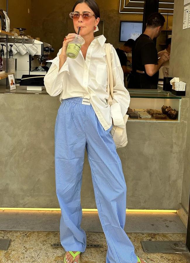 La influencer Vicky Montanari combinando una camisa blanca con pantalones de rayas/@vicmontanari