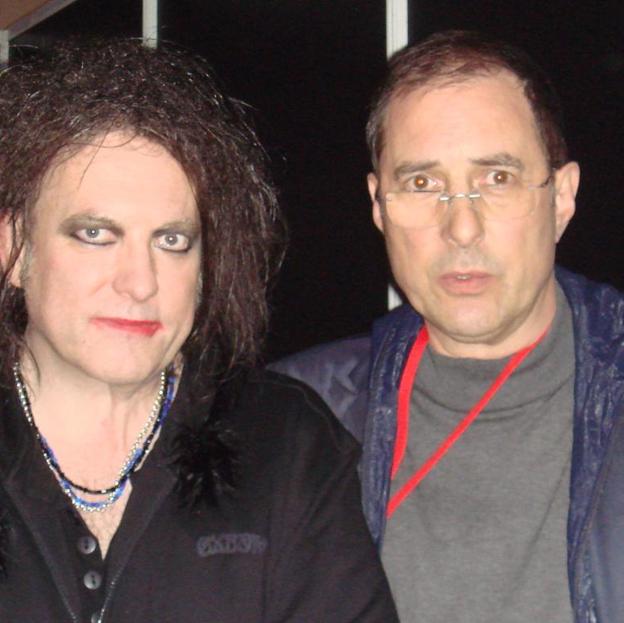 Con Robert Smith, cantante de The Cure.