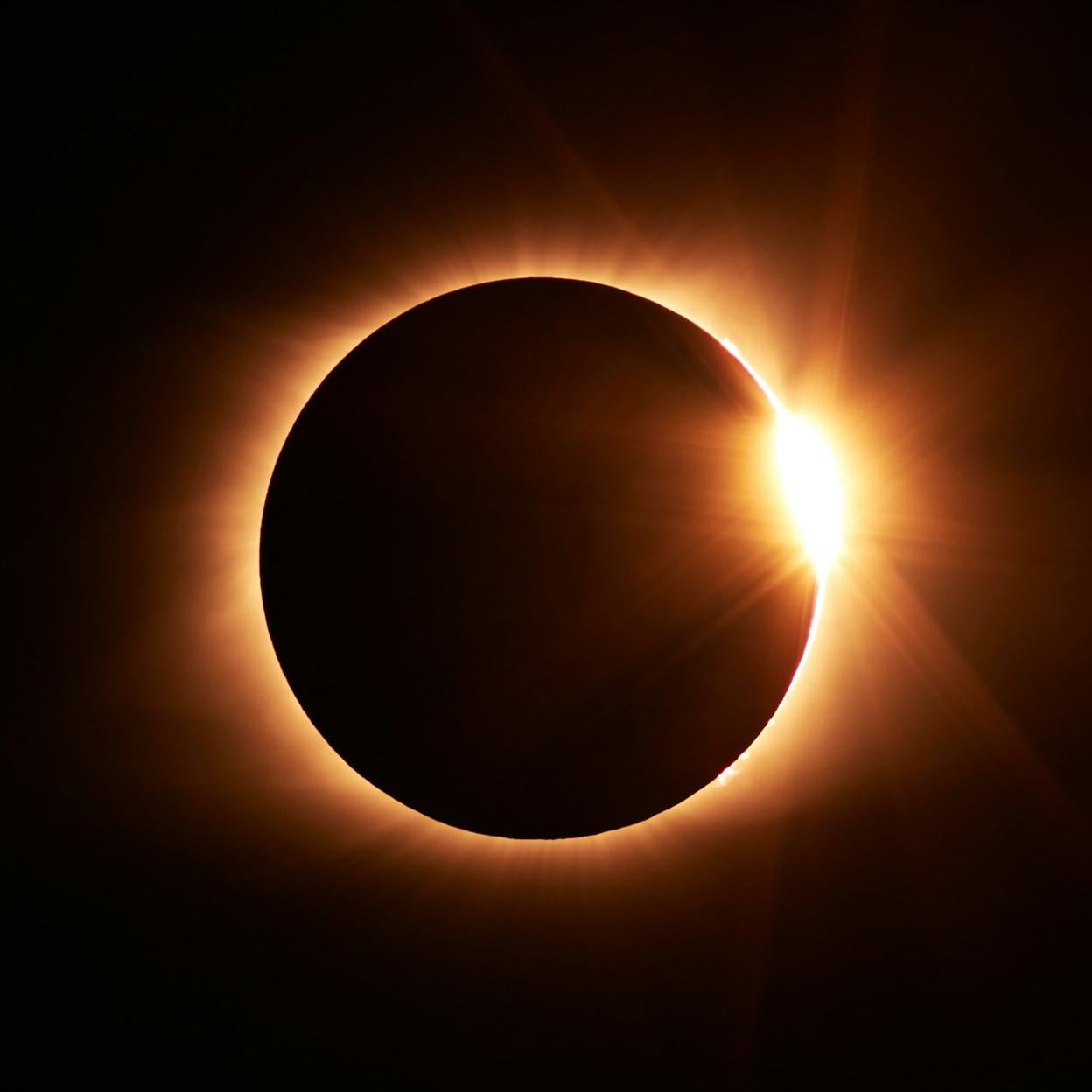 El eclipse total de sol del 8 de abril es un momento ideal para atraer la buena suerte. /Foto de Jongsun Lee en Unsplash.