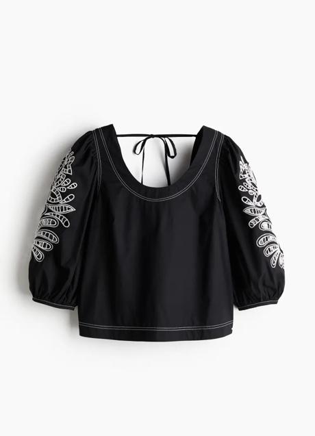 Blusa negra con bordados de H&M (29,99 euros euros)