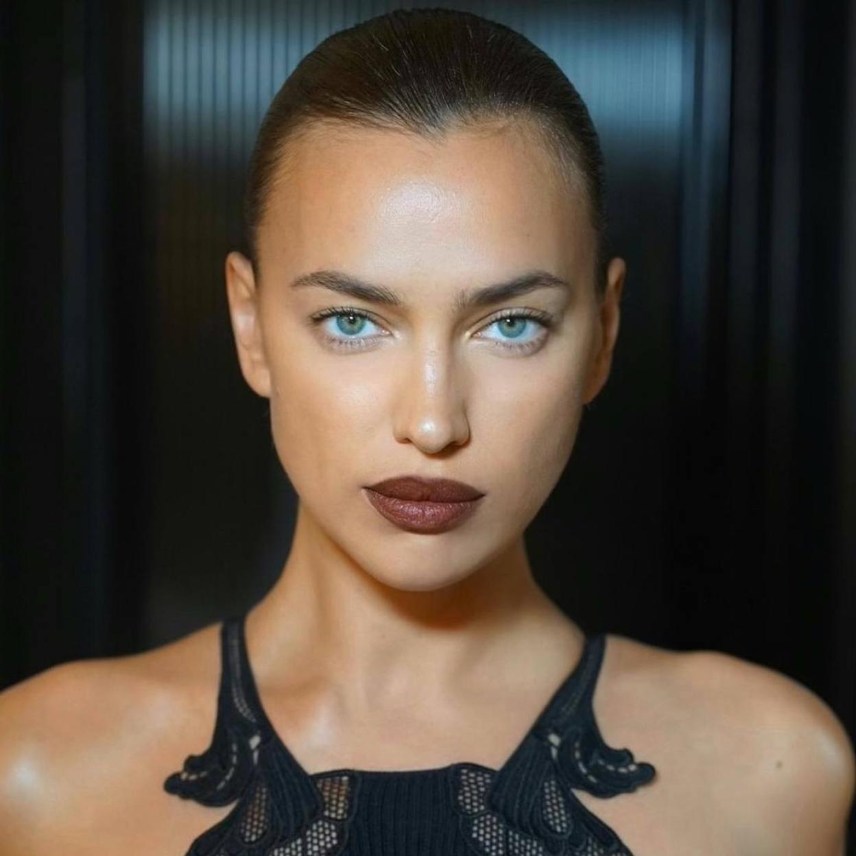 Irina Shayk con contorno de ojos firme y sin patas de gallo/@PETERLUXHAIR