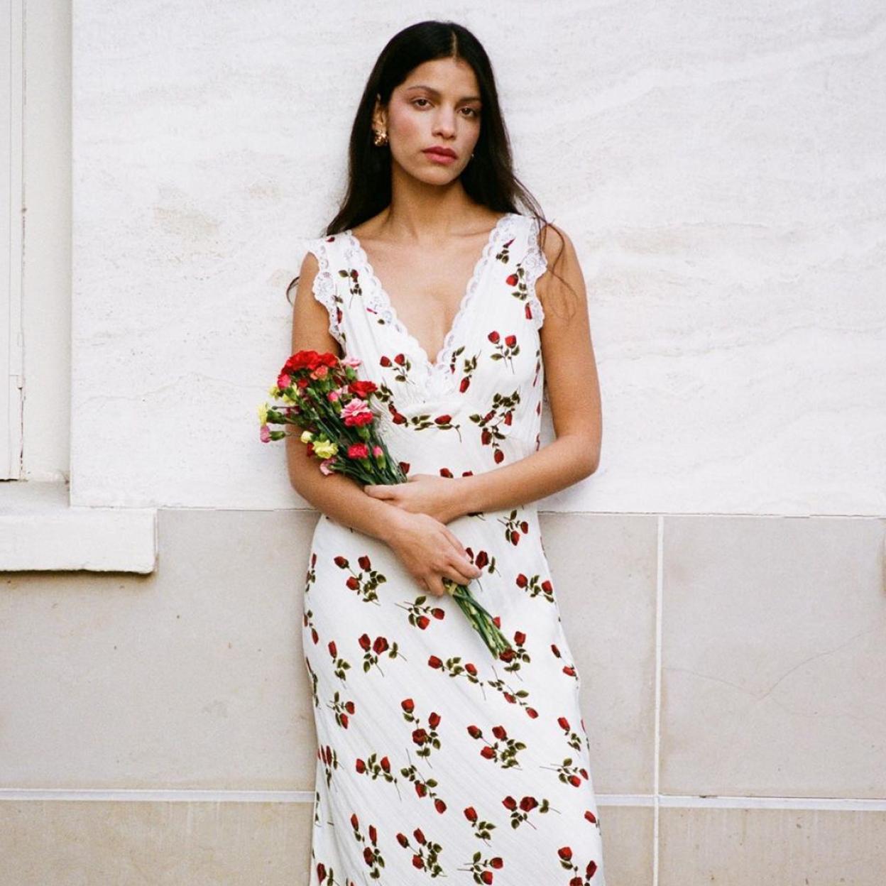 Modelo con un vestido de la marca francesa Rouje/ROUJE