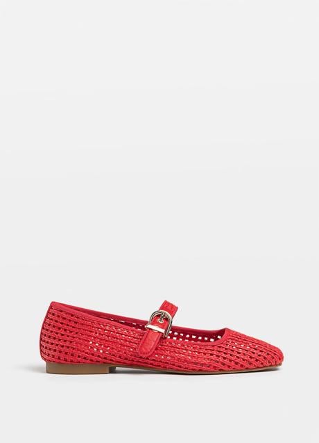 Zapatos rojos de Stradivarius (29,99 euros)