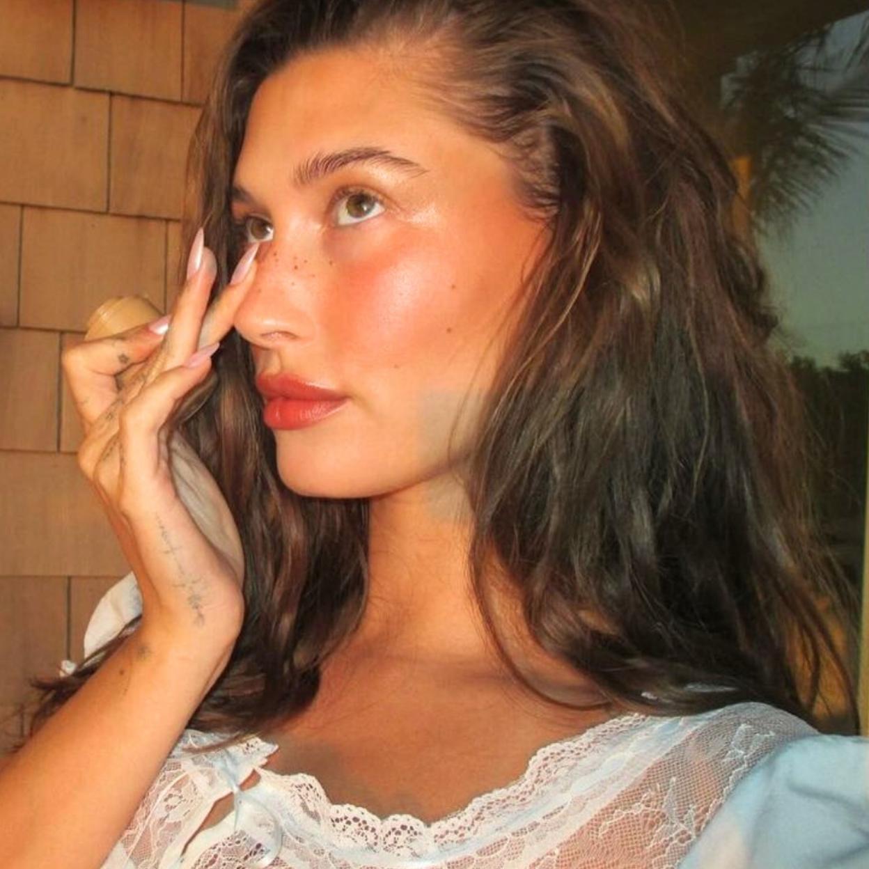 Hailey bieber posando con la piel bronceada/@haileybieber