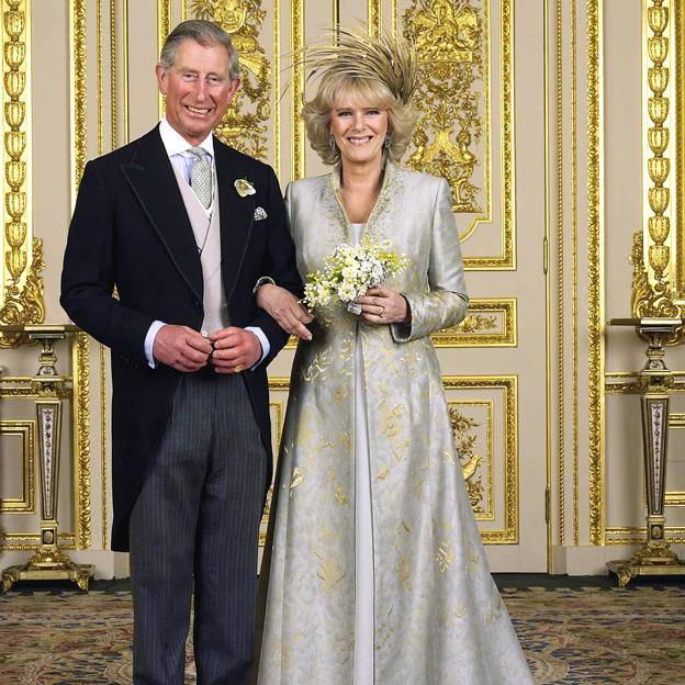 Carlos III y la reina Camilla en un retrato oficial tras su boda. 