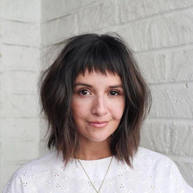 Mujer con corte de pelo shag con micro flequillo