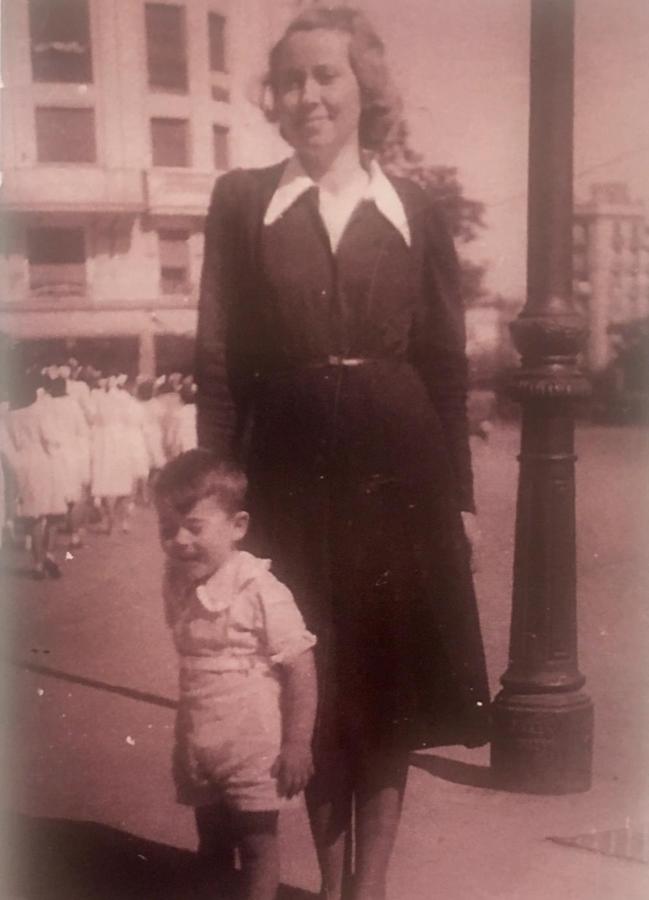 Fernando Sánchez Dragó, con su madre, en su infancia/Cortesía. 