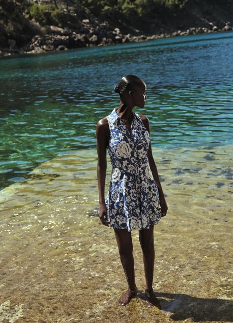 Vestido con estampado de flores de Zara (35,99 euros)