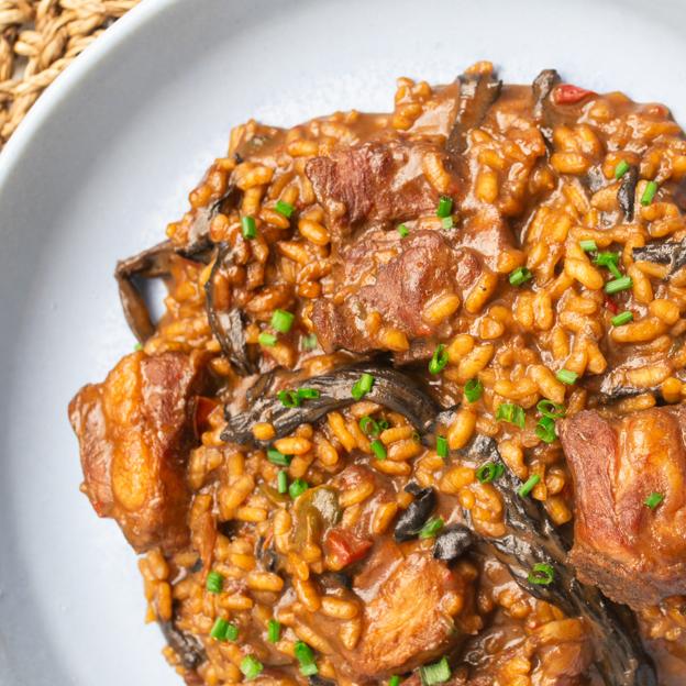 Arroz meloso con costillas y setas, una de las recetas del manual de Héctor Medina, El arte de un buen arroz. 