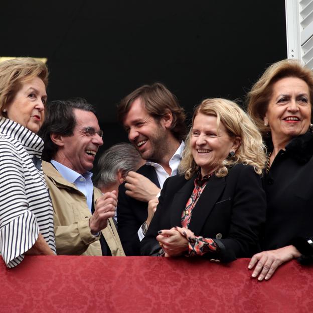 El ex presidente José María Aznar y Rosauro Varo junto a Carmen e Isabel Cobo durante la Semana Santa de Sevilla 2019. 