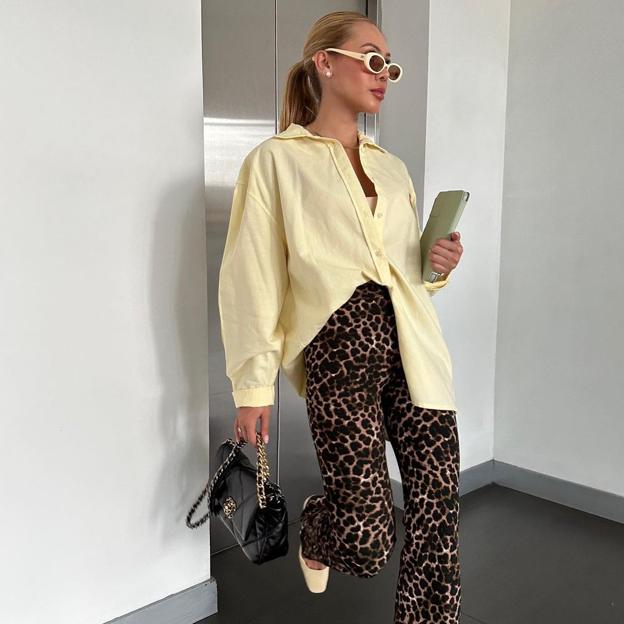 La influencer Connie Ojeda con unos pantalones de leopardo