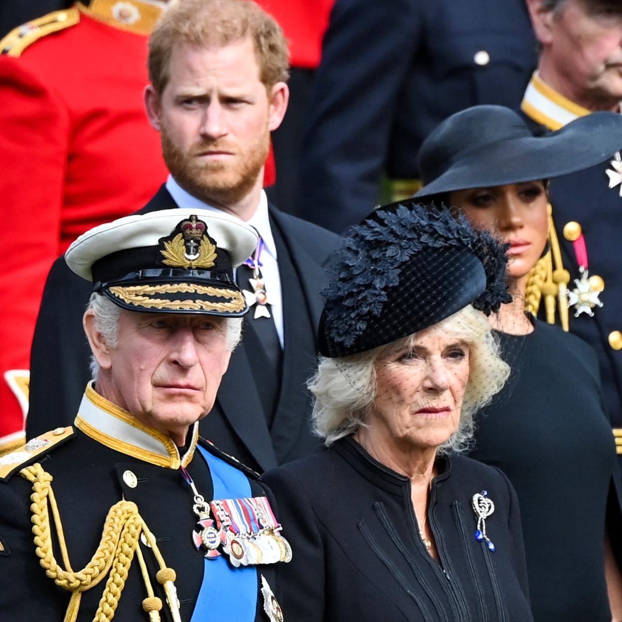 Los duques de Sussex junto al rey Carlos III y la reina Camilla. /gtres