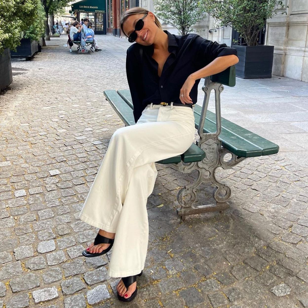 La influencer Chloé Blanc con unas sandalias negras/@chloebbbb