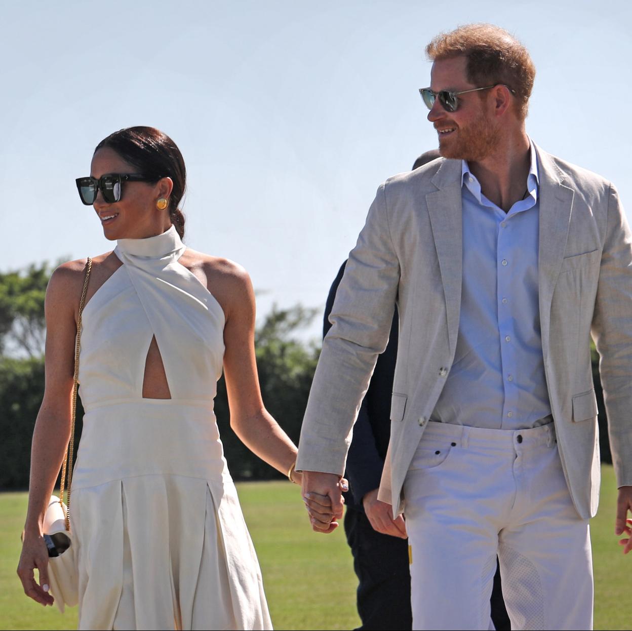 Meghan Markle y el príncipe Harry llegan de la mano a un partido benéfico de polo en Miami./gtres