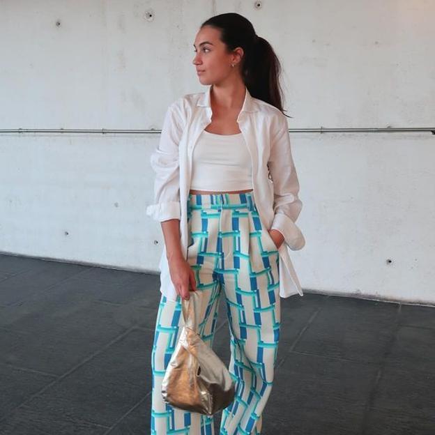 Influencer Ana Bastos con pantalone estampados