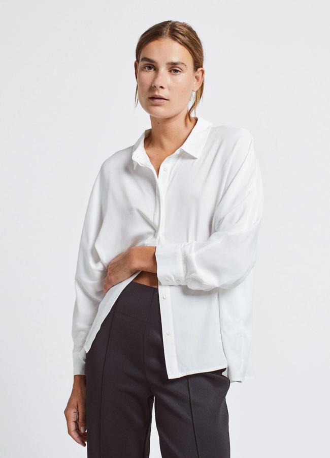 Camisa blanca de Parfois (25,99 euros).