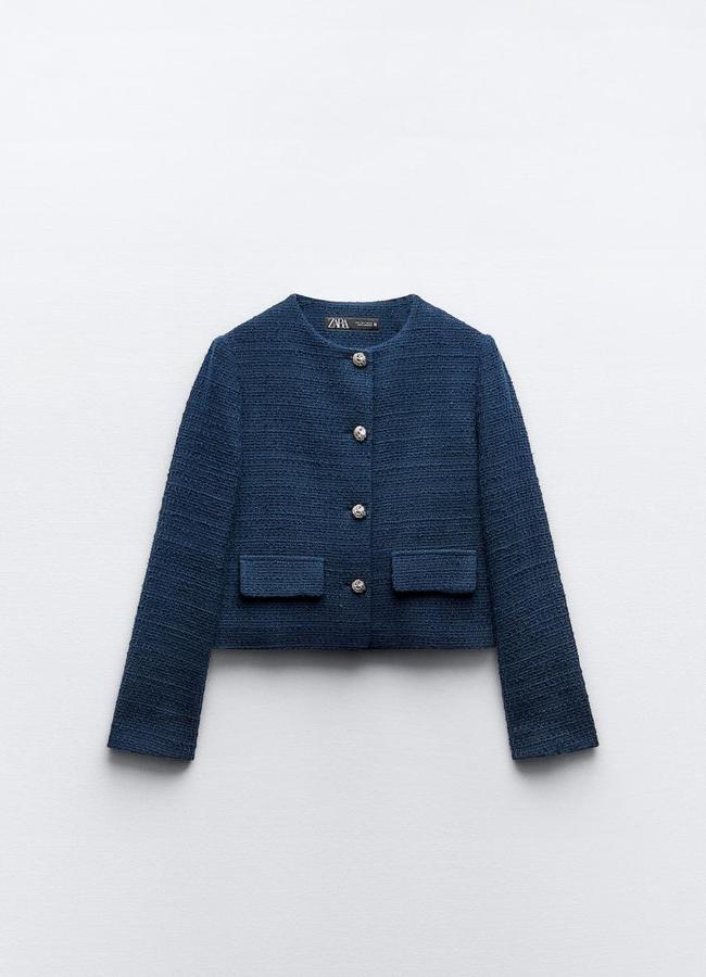 Chaqueta corta en azul marino de Zara (39,95 euros).