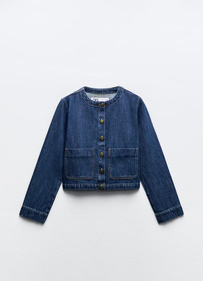 Chaqueta corta en denim de Zara (29,95 euros).