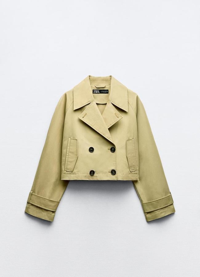 Chaqueta corta estilo trench de Zara (39,95 euros).