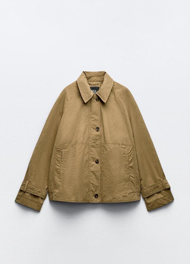 Chaqueta estilo parka ligera de Zara (49,95 euros).