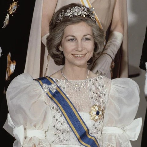 Por qué Letizia podría lucir hoy la tiara floral que llevó Sofía en su viaje a Holanda: la historia de la enigmática y polémica joya