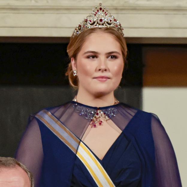 Amalia de Holanda se convierte en la mejor vestida de la cena de gala con un vestido capa y tiara de rubíes