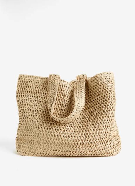 Bolso rafia de H&M (19,99 euros euros)