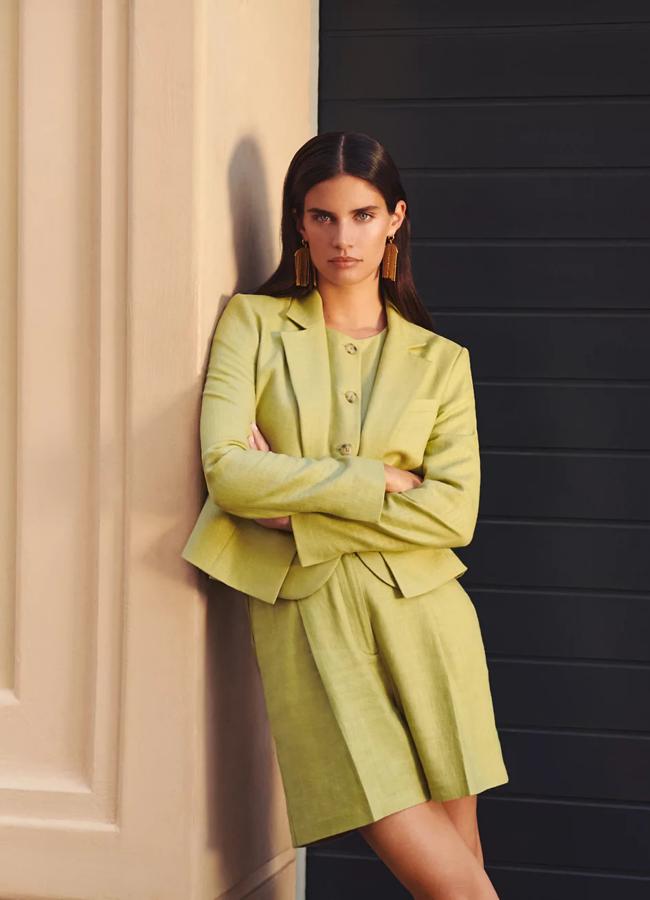 Blazer corto de lino en verde de Mark & Spencer.