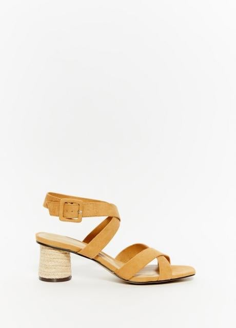 Sandalias de ante de Sfera (25,99 euros)