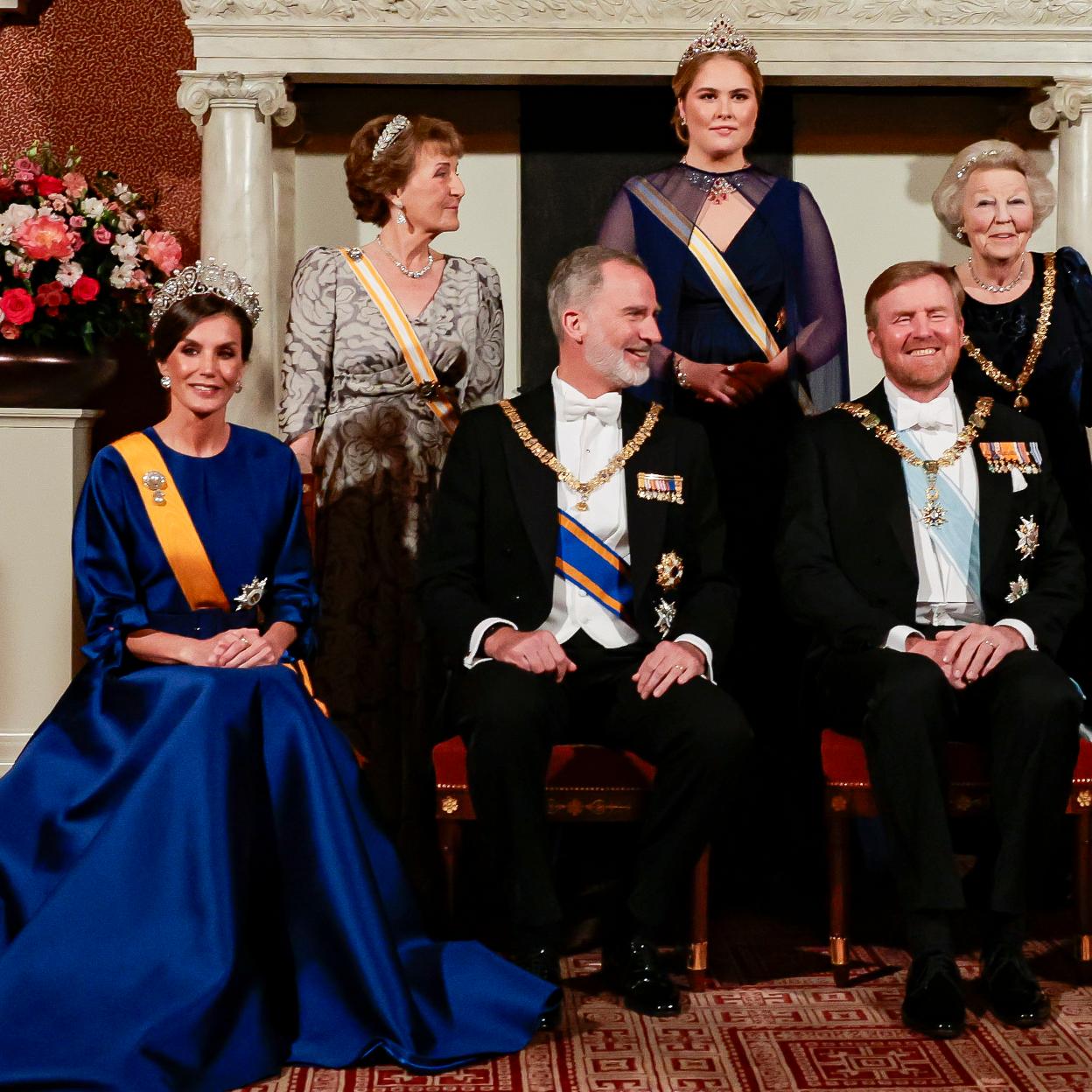 Lo que no se vio de Letizia en la cena de gala en Holanda: el misterio del taburete, los pies ocultos de la reina y la conexión secreta de Amalia en Madrid