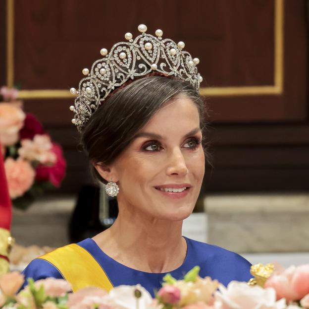 Los detalles secretos del look de gala de la reina Letizia: guiño a la infanta Cristina, sandalias con plataforma y la tiara más valiosa