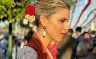 El lookazo de Manuela Villena en la Feria de Abril: todos los detalles de su original vestido de flamenca