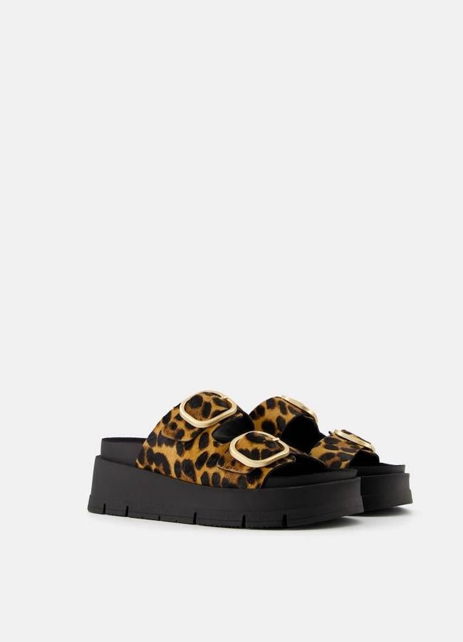 Sandalias con hebillas en animal print de leopardo