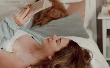  Leer un libro antes de dormir es el mejor hábito para conciliar el sueño, según los expertos
