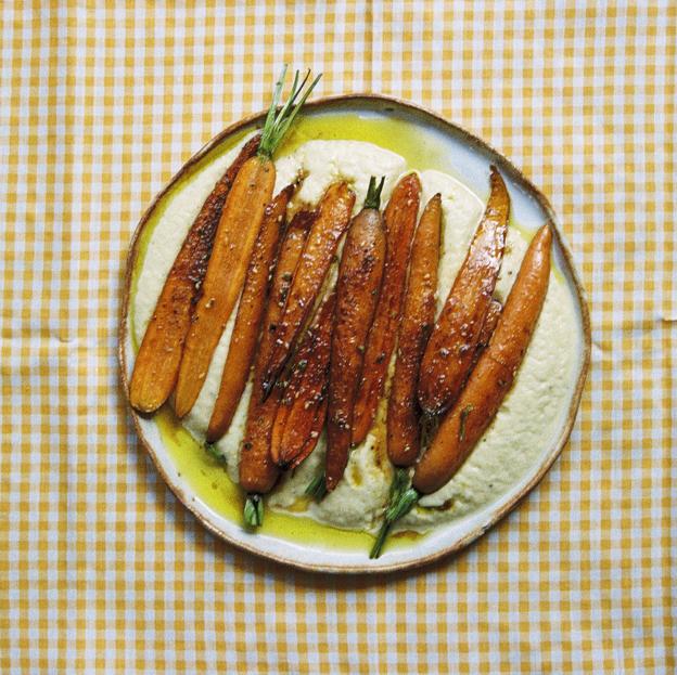 El plato de crema de coliflor especiada con zanahorias caramelizadas del libro de Claudia Polo, Entorno.