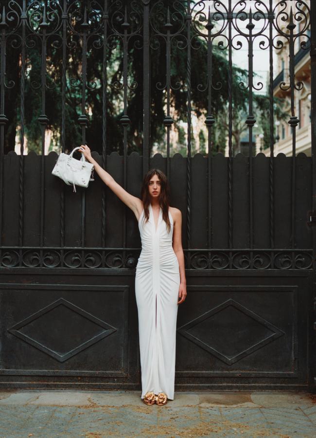 Vestido drapeado de Victoria Beckham x Mango. El bolso es la nueva versión de Le City, de Balenciaga, y las sandalias doradas son de Martinelli. Foto: Agata Serge.