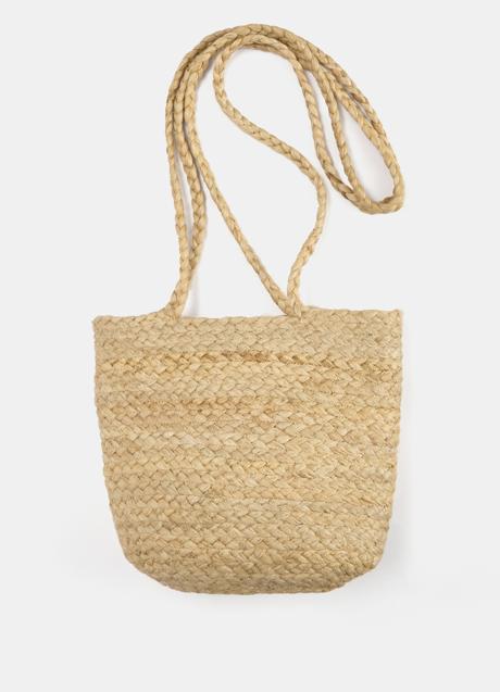 Bolso de rafia de Pull & Bear (17,99 euros)