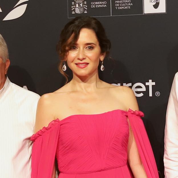 Isabel Díaz Ayuso se convierte en la mejor vestida de los Premios Platino con un espectacular vestido fucsia y hombros al descubierto