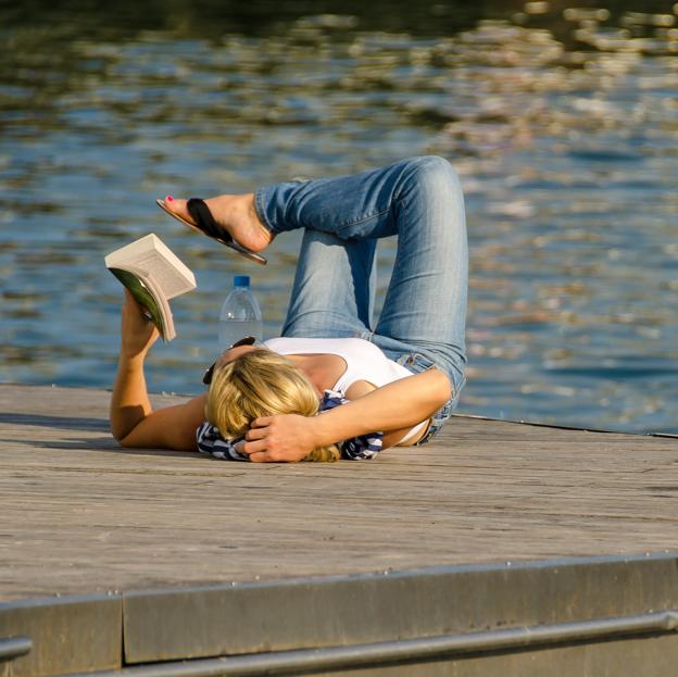 Disfrutar al aire libre de un género como el cozy mystery es un placer que ya nos podemos permitir esta primavera