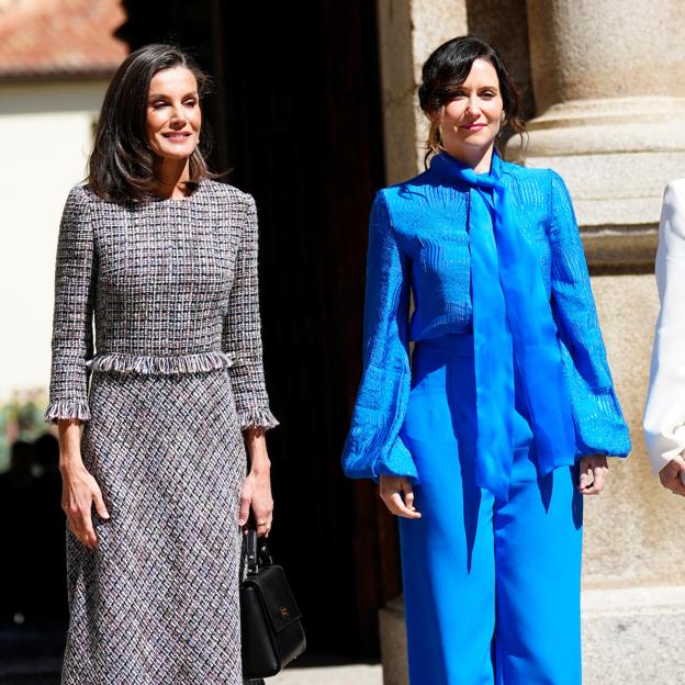 Isabel Díaz Ayuso, guapísima de azul eléctrico, le quita el protagonismo a la reina Letizia en la entrega del Premio Cervantes