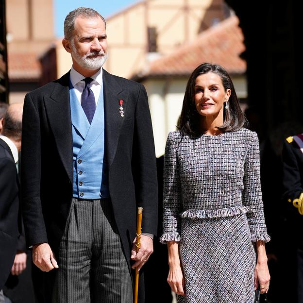 La reina Letizia elige el vestido de entretiempo más elegante para la entrega del Premio Cervantes y lo combina con sus zapatos favoritos