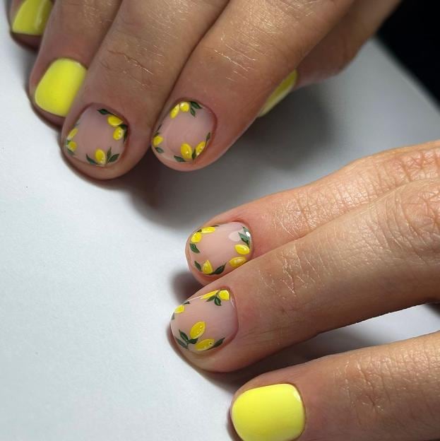 Manicura amarilla con diseño de limones