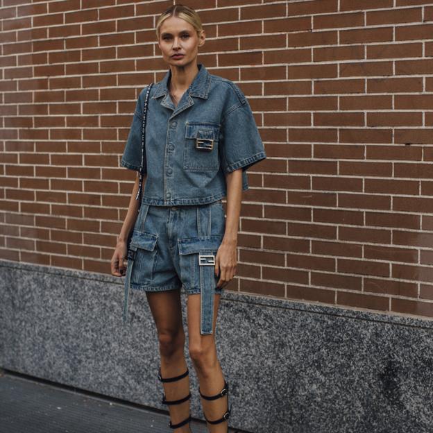 Mujer con bermudas cargo denim