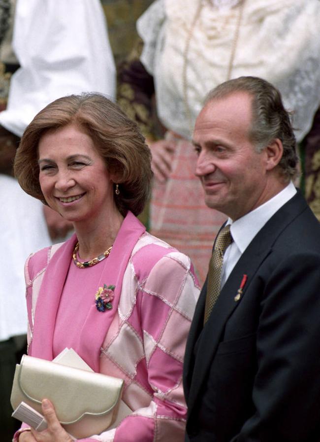 La reina Sofía con el broche de flores en la boda de Marie Chantal. Foto: Gtres.