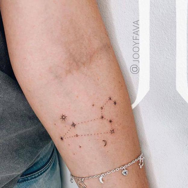 Tatuaje de constelaciones de estrellas