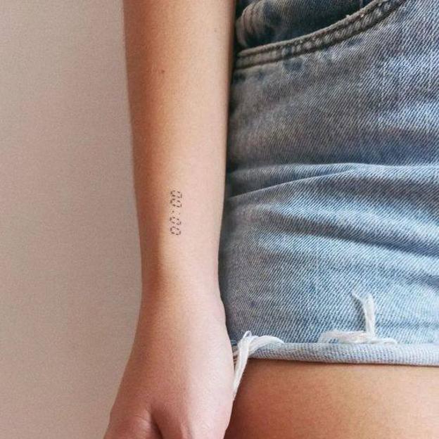 Tatuaje con símbolo de 00:00