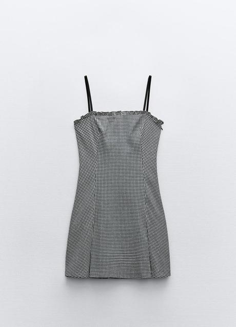 Vestido con estampado de cuadros de Zara (29,99 euros)