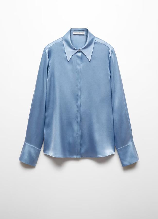 Camisa de seda en color azul de Mango (129 euros).